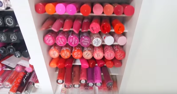唇膏分層收納櫃，色號分類好清楚。圖／擷自Youtube