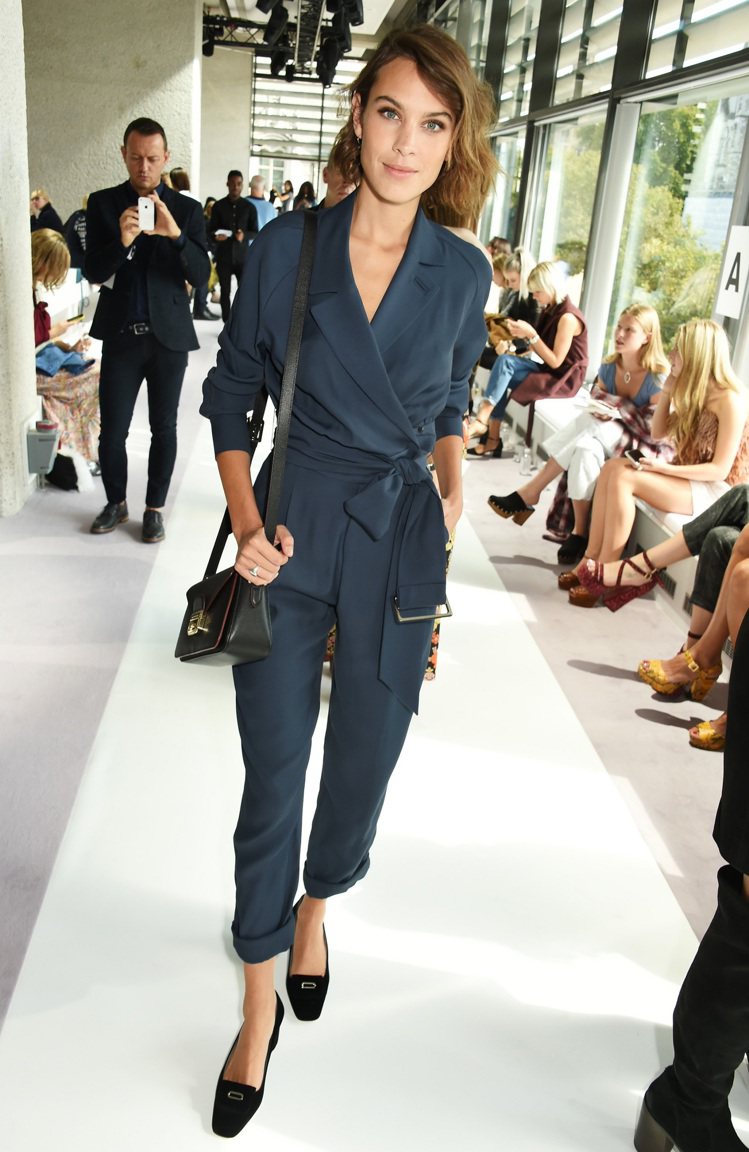 Alexa Chung 以俐落的連身褲搭配Le Pliage Héritage 珠寶盒包出席時尚場合。圖／Longchamp提供