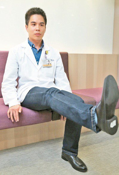 臺北醫學大學附設醫院物理治療師賴庭筠示範如何加強膝關節肌肉強度訓練。<br />記者陳瑞源／攝影