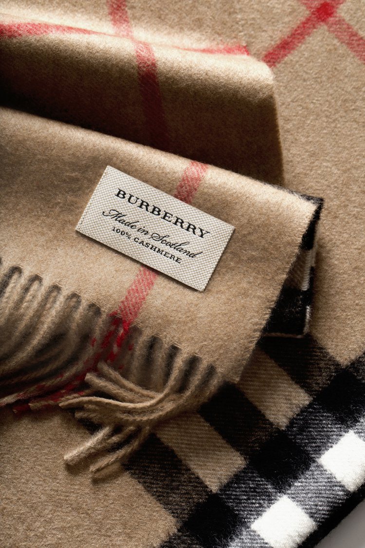 經典的喀什米爾毛料圍巾是 Burberry 的品牌核心。圖／Burberry提供