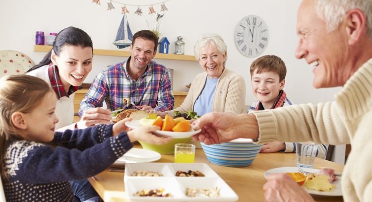 家人吃飯「按齡分量」，成年7分飽、老人5分飽更健康。