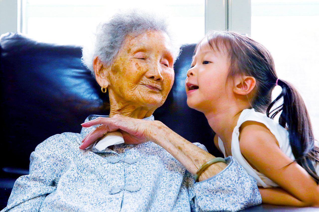 高齡百歲的周蕭辣（左）與曾孫女互動親密，享天倫之樂。