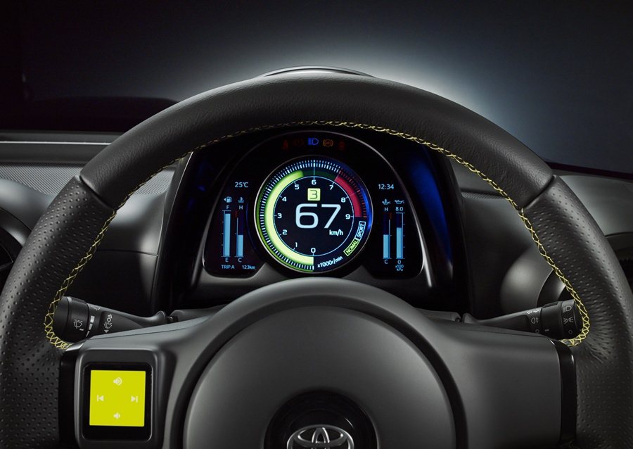 全車也採用單環多功能彩色發光儀表，結合左右液晶示幕，顯示車子動能等資訊，方向盤也...