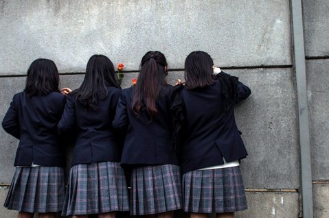 中女中學生脫去裙子後，大人們到底在害怕什麼？