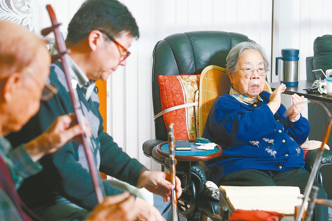 王東明老奶奶（右）最大的休閒娛樂就是與老友們唱唱京戲。