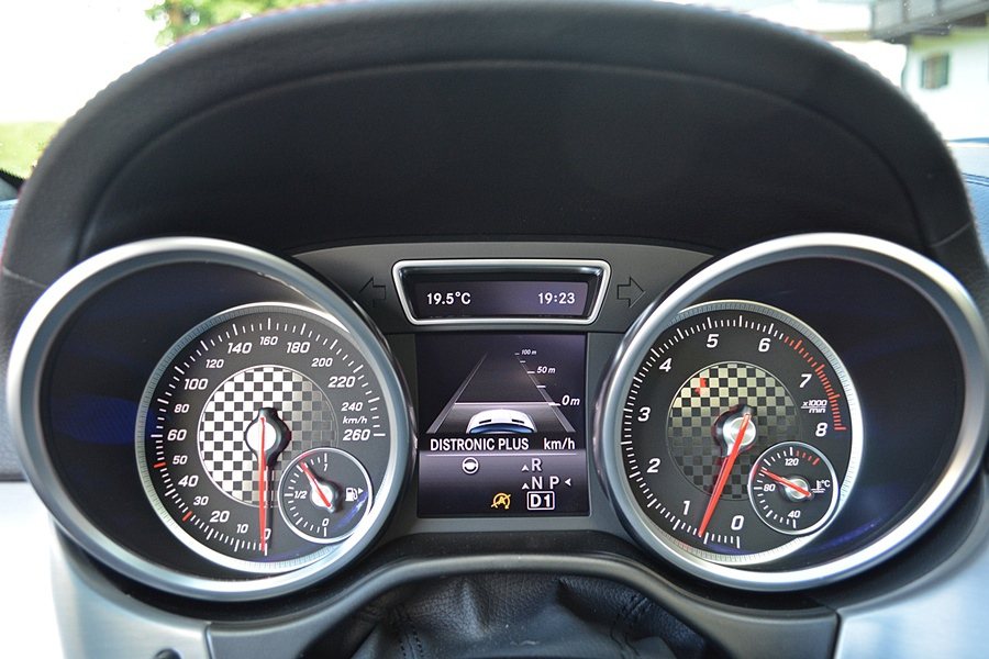 AMG式樣的雙環式儀表，採用賽車方格旗的底圖，強化它性能印象，中央多功能彩色螢幕...