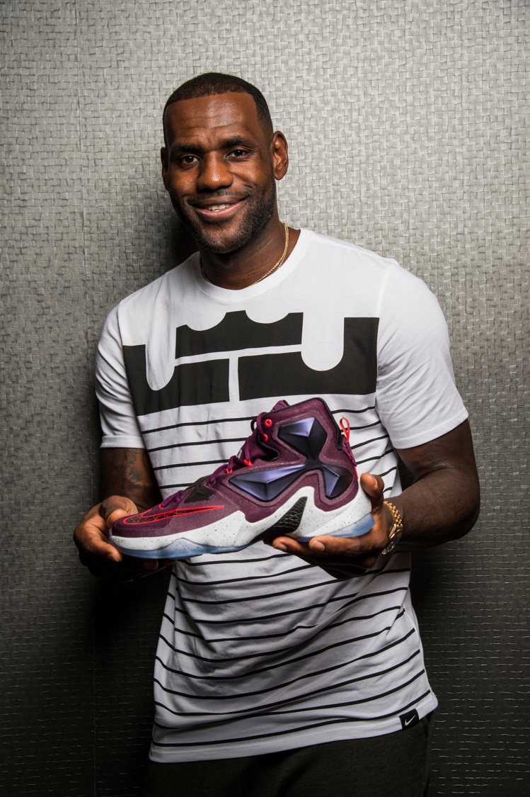 詹姆士是最會賣鞋的NBA球星，他的第十三代「LEBRON 13」鞋已經上架。圖／...