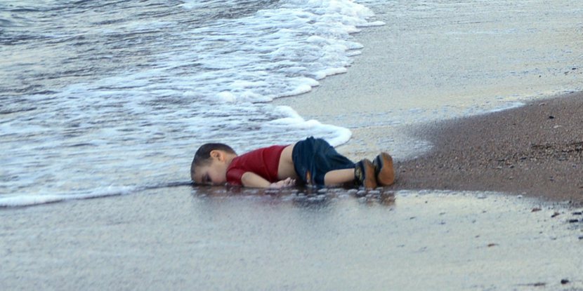 小男童俯屍於土耳其海灘，沉默的照片震撼了全球。 圖／美聯社資料照。
