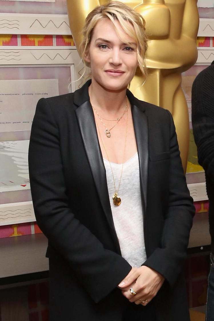 金獎影后凱特溫絲蕾配戴QUATRE Radiant黃K金窄版鑽戒。圖／Boucheron提供