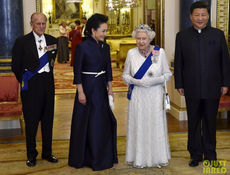 習近平夫人彭麗媛則選了一身深藍色立領長禮服，看起來較嚴肅。圖／擷取自justjared.com