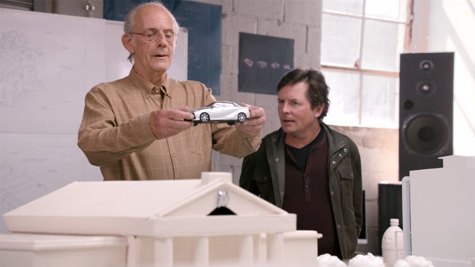 美國Toyota特別找來當年的主角Michael J Fox與Christopher Lloyd重新合體演出，來見證現實生活中Toyota的氫燃料電池車款Mirai。 圖／原廠提供