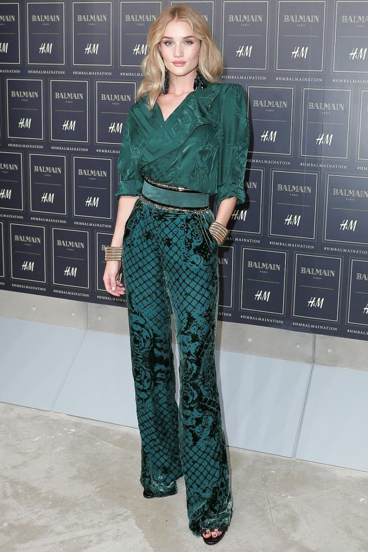 女星蘿希杭亭頓身穿Balmain x H&M系列，現身派對現場。圖／H&M提供