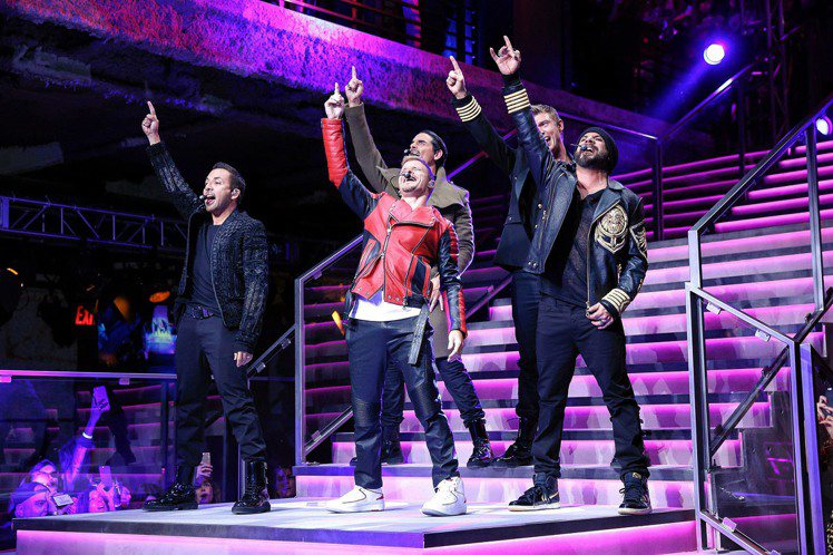 美國經典男子團體Backstreet Boys身穿全新Balmain x H&M系列，為紐約發表派對擔任演出嘉賓。圖／H&M提供
