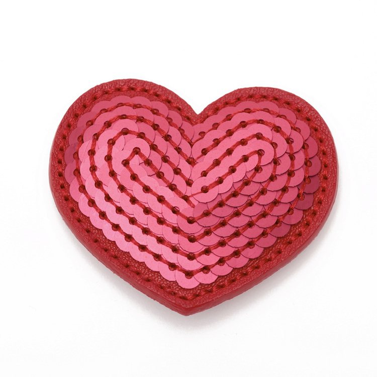 Bonbon包獨家皮革徽章Love主題：愛戀。圖／Longchamp提供