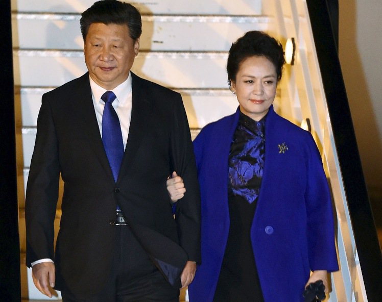 中國國家主席習近平和夫人彭麗媛19日抵達倫敦進行國事訪問。圖／Getty Images