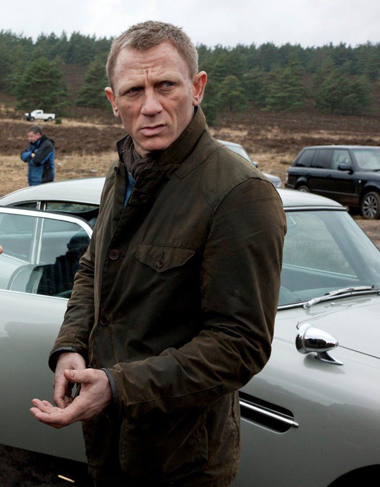 「007空降危機」中龐德穿的Barbour獵裝夾克成為經典暢銷商品，定價33,800元。圖／麗晶精品提供