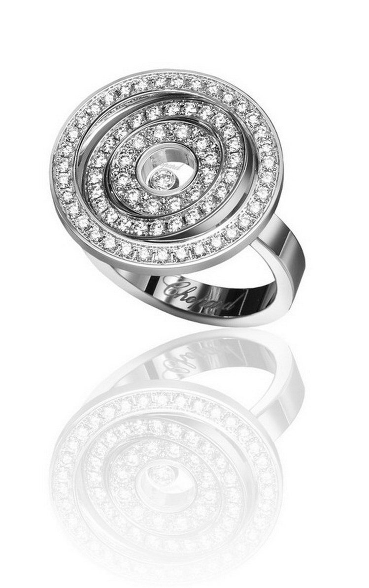 Happy Spirit18K白金材質戒指，鑲嵌總重1.16克拉鑽石。49萬5,000元。圖／蕭邦提供