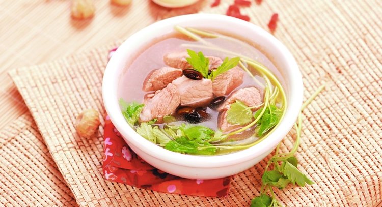 黑豆可活血解毒，對經痛有較好的食療作用。圖為黑豆益母草瘦肉湯。
