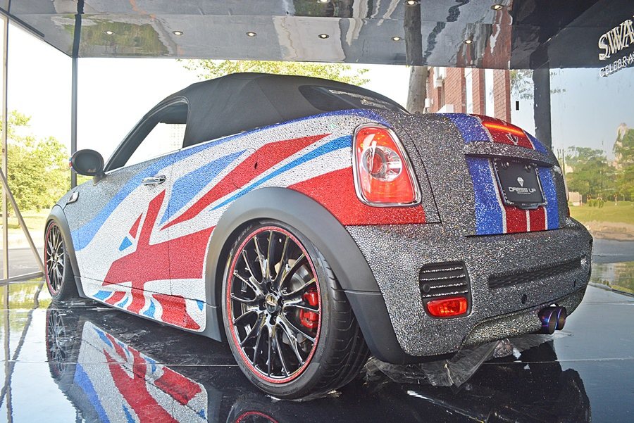 設計師孫祥峰特別以黑、白、藍、紅四色水晶，於車身上裝點出宛若隨風飄揚的英國旗幟。...