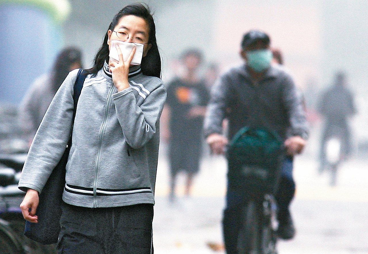 今年秋冬第一波境外汙染今報到，尤以明天最嚴重，民眾外出應盡量戴口罩。