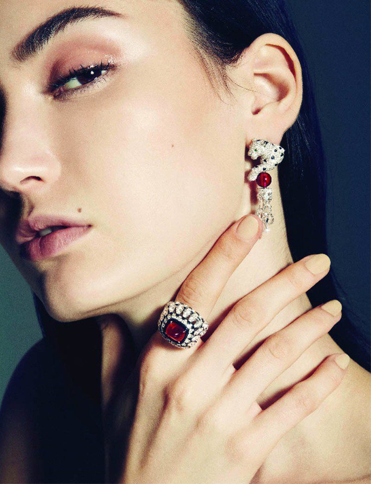 模特兒展示Etourdissant系列珠寶美洲豹紅碧璽耳環、Elaphe紅寶石戒指。圖／卡地亞提供