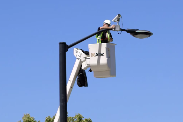 美國加州的「矽谷首都」聖荷西運用物聯網科技，在市區路燈頂端裝設感應器。 圖擷自psfk