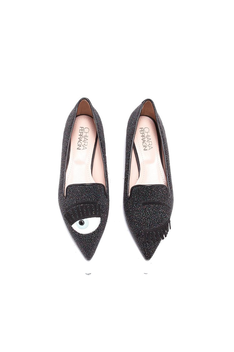Flirting系列 深灰亮片尖頭平底鞋，17,600元。圖／Chiara Ferragni提供
