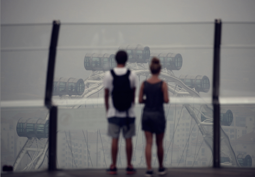 地標之一「新加坡摩天觀景輪」也陷入一片灰霧。 圖／路透社