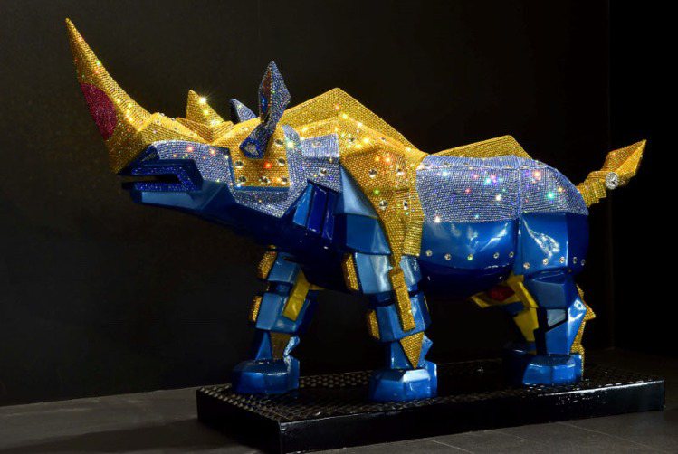 現代藝術家施力仁以施華洛世奇水晶元素結合幾何切割及硬邊造型，打造鑽石金鋼犀牛，展現犀牛「唯我獨尊」之意。圖／施華洛世奇提供