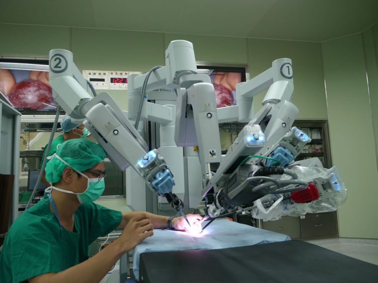 達文西手術的醫師在機器架設好之後，躲在3D的螢幕前，像是打電動玩具一般，控制機器...