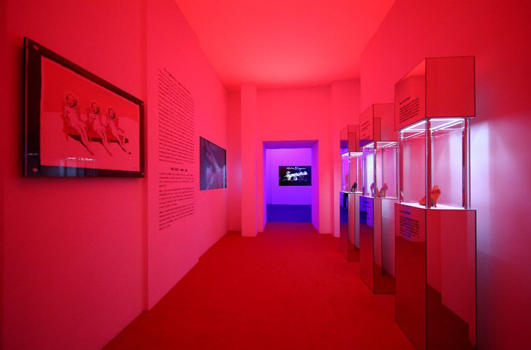 瑪麗蓮夢露的展覽空間以紅色呈現。記者陳若齡／攝影