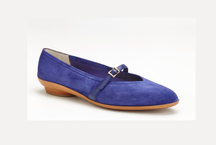 Creation復刻系列AUDREY藍色麂皮綁帶赫本鞋，28,900元。圖／Ferragamo提供