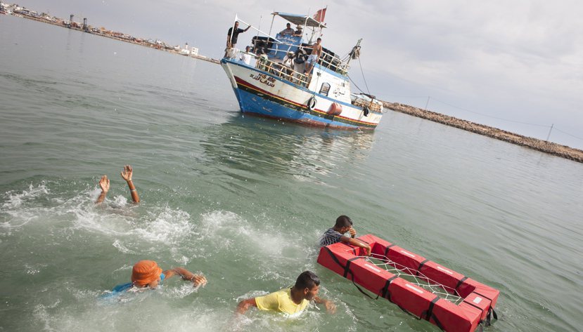 突尼西亞漁民正實際在海上模擬救援情況。（圖／無國界醫生提供，©Albert ...