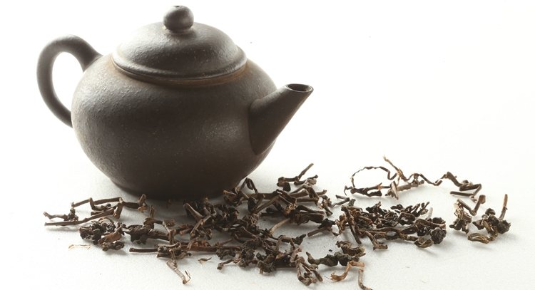古式奉茶是由茶農撿完茶葉後，不要的茶枝製成。