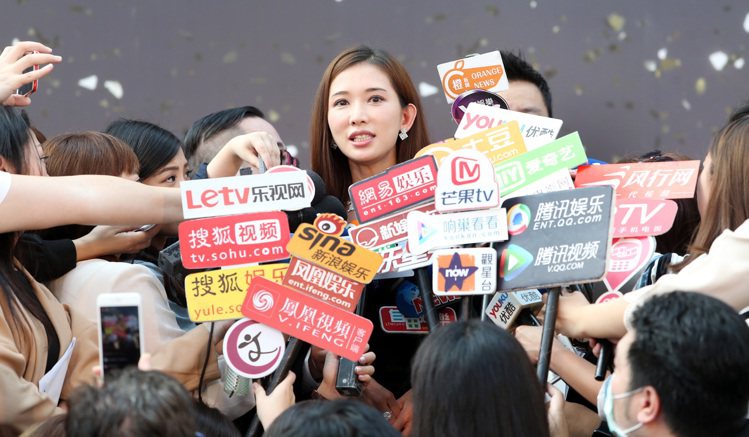 被影射賣淫的名模林志玲昨天出席微風信義開幕式，面對大批媒體採訪，他表示會追續法律...