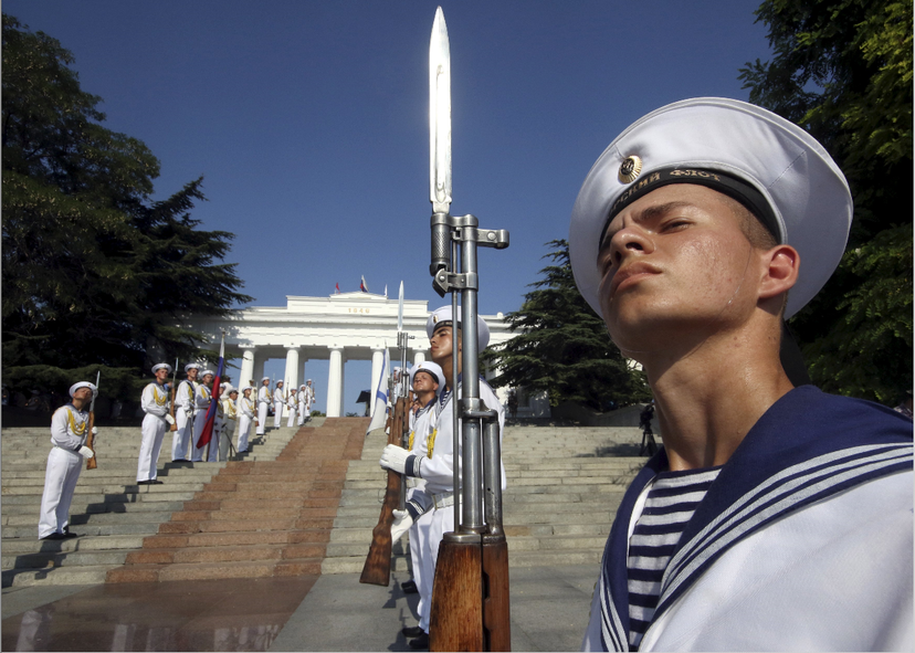 2015年俄羅斯的黑海艦隊官兵在克里米亞的軍港機地慶祝海軍節。 圖／路透社