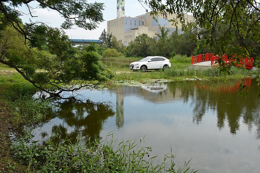 白色的U6 TURBO休旅車停在中港溪濕地水岸邊，我們在對面的樹蔭下按下快門，輕鬆拍出一張仙境般的圖畫。 記者趙惠群／攝影