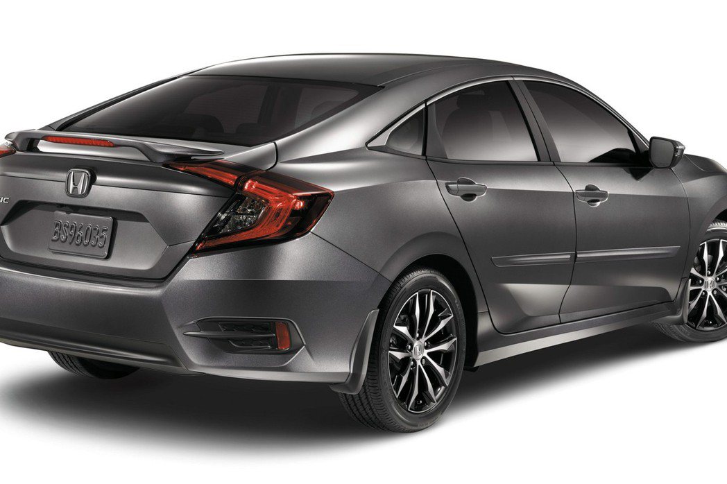 鋁圈改採17吋雙色烤漆，並增加運動型尾翼。 摘自Honda.com