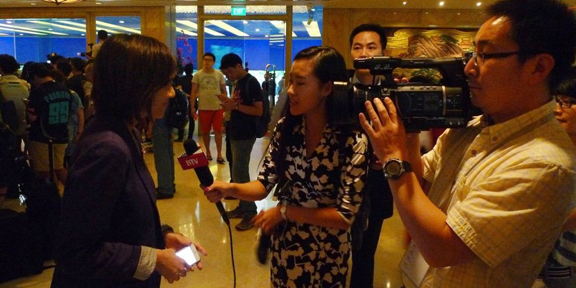 比起台灣主播（左）各個隆重打扮，中國記者（右）則顯得居家不少：只要在場內狩獵反應...