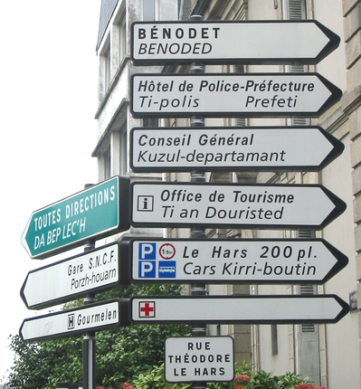 早年在法國被禁止的布列塔尼語至今仍未獲得法國官方認可（上為法語，下為布列塔尼語）...