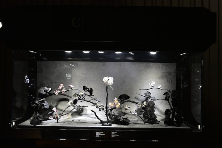 CINDY CHAO大師系列玫瑰系列珠寶，在櫥窗營造出如畫的意境。圖╱CINDY...