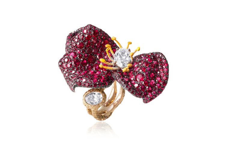 CINDY CHAO紅寶玫瑰花瓣戒指，縮減爪鑲比例綻放紅寶石的熱情，一對橢圓形白鑽主石約2.26克拉。圖╱CINDY CHAO提供