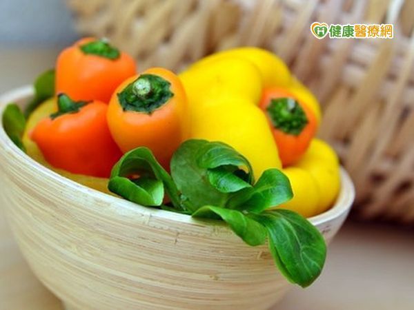 天冷易感冒，吃彩色蔬果預防。