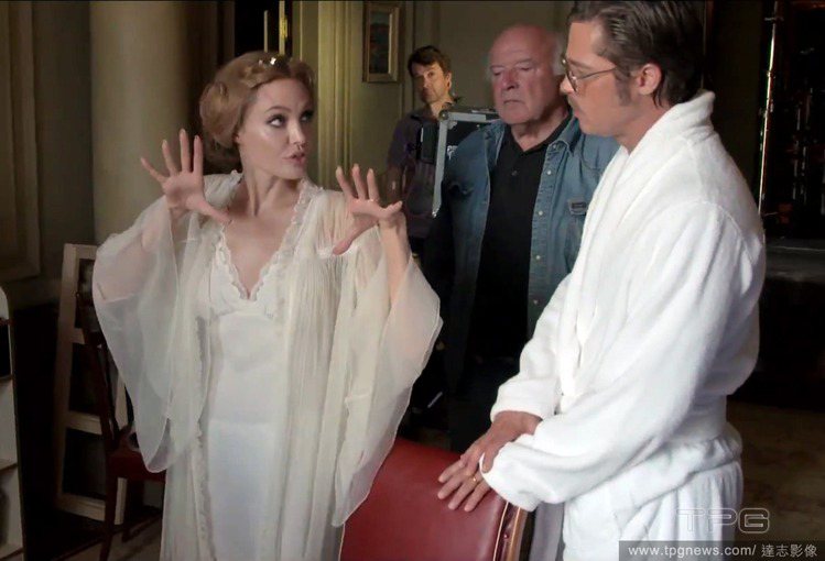 安潔莉娜裘莉在拍片現場執導老公布萊德彼特演出。圖／達志影像