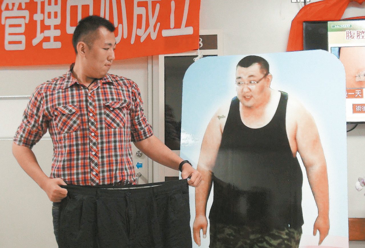 30歲男子戴嘉宏身高198公分，兩年前體重高達198.5公斤，接受「胃縮小」減重手術後腰圍從50吋瘦到36吋。