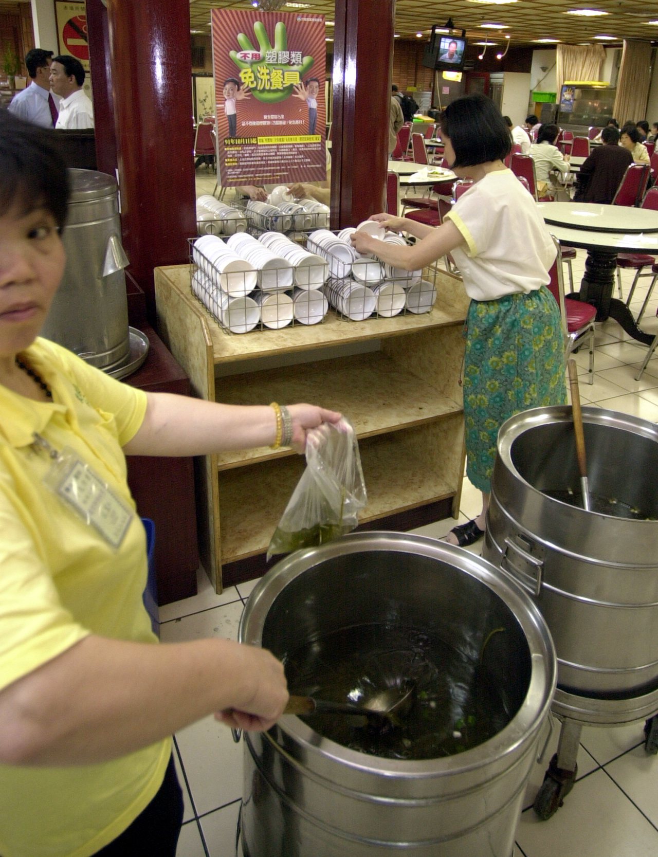 民眾習慣使用塑膠袋盛裝熱湯，所吃下的塑化劑肯定不少。