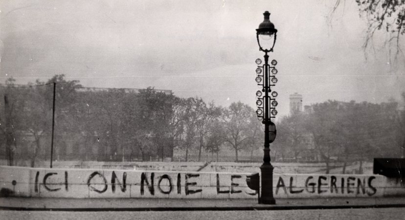 巴黎聖米歇爾橋上的標語，「我們在這裡淹死那些阿爾及利亞人」。 圖／維基共享