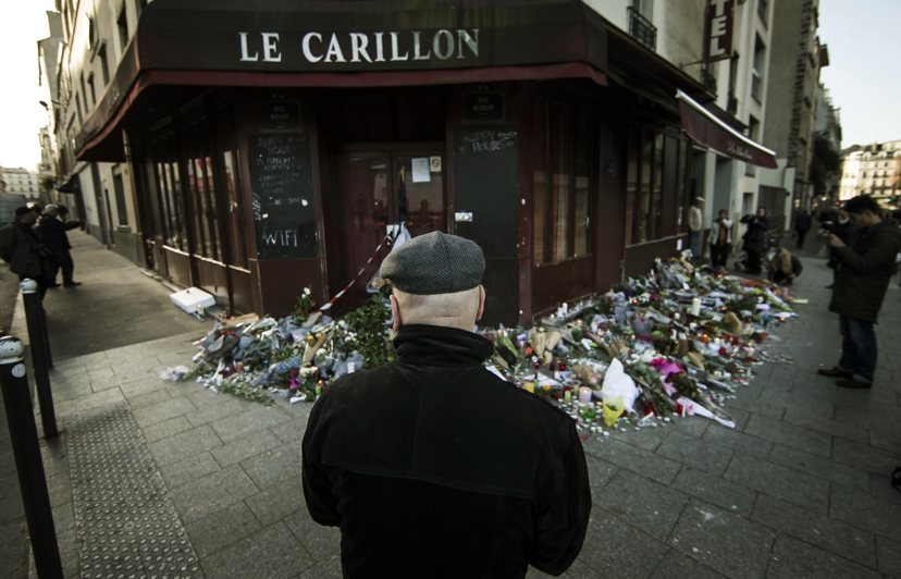 慘案過後，巴黎市民前往攻擊現場之一的卡西隆酒吧（Le Carillon）致哀。 ...