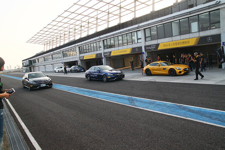 AMG Race Taxi高速賽道體驗是由德國原廠專業教練團分別駕駛 AMG G...