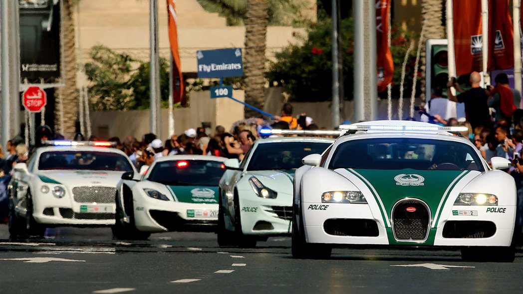杜拜警車出巡，就像是超跑車聚般。